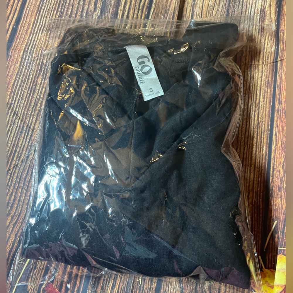 GO COUTURE V-Neck Cold Shoulder Shoulder Hacci Knit Sweater, Black, S, NWOT - Picture 3 of 3